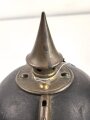 Bayern, Pickelhaube für Mannschaften der Infanterie. Kammerstück , die Vorderschirmnäht gelöst, sonst guter Gesamtzustand, ungereinuigt.