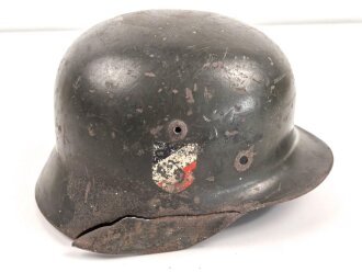 Heer, Stahlhelmglocke Modell 1935. Apfelgrüner, gedunkelter Originallack, das Hakenkreuz zu etwa 80% erhalten. Am Rand mit Splitterschaden. Ungereinigtes Stück, kein Hersteller erkannbar, Glockengrösse 66.