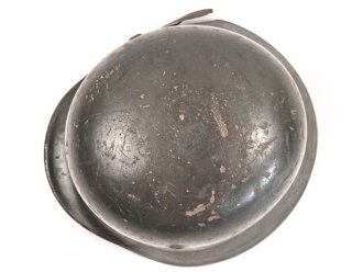 Heer, Stahlhelmglocke Modell 1935. Apfelgrüner, gedunkelter Originallack, das Hakenkreuz zu etwa 80% erhalten. Am Rand mit Splitterschaden. Ungereinigtes Stück, kein Hersteller erkannbar, Glockengrösse 66.