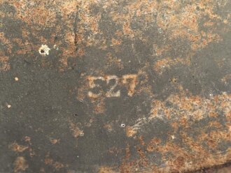 Heer, Stahlhelmglocke Modell 1935. Apfelgrüner, gedunkelter Originallack, das Hakenkreuz zu etwa 80% erhalten. Am Rand mit Splitterschaden. Ungereinigtes Stück, kein Hersteller erkannbar, Glockengrösse 66.
