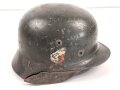 Heer, Stahlhelmglocke Modell 1935. Apfelgrüner, gedunkelter Originallack, das Hakenkreuz zu etwa 80% erhalten. Am Rand mit Splitterschaden. Ungereinigtes Stück, kein Hersteller erkannbar, Glockengrösse 66.
