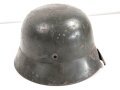 Heer, Stahlhelmglocke Modell 1935. Apfelgrüner, gedunkelter Originallack, das Hakenkreuz zu etwa 80% erhalten. Am Rand mit Splitterschaden. Ungereinigtes Stück, kein Hersteller erkannbar, Glockengrösse 66.