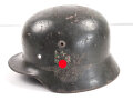 Heer, Stahlhelmglocke Modell 1935. Apfelgrüner, gedunkelter Originallack, das Hakenkreuz zu etwa 80% erhalten. Am Rand mit Splitterschaden. Ungereinigtes Stück, kein Hersteller erkannbar, Glockengrösse 66.