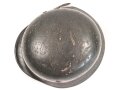 Heer, Stahlhelmglocke Modell 1935. Apfelgrüner, gedunkelter Originallack, das Hakenkreuz zu etwa 80% erhalten. Am Rand mit Splitterschaden. Ungereinigtes Stück, kein Hersteller erkannbar, Glockengrösse 66.