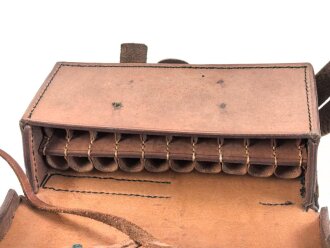 Bayern, Kartuschkasten mit Bandolier für Mannschaften der Artillerie. Kammerstück von 1902/ 1907 in sehr gutem Zustand.