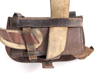 Bayern, Kartuschkasten mit Bandolier für Mannschaften der Artillerie. Kammerstück von 1902/ 1907 in sehr gutem Zustand.