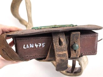 Bayern, Kartuschkasten mit Bandolier für Mannschaften der Artillerie. Kammerstück von 1902/ 1907 in sehr gutem Zustand.