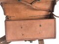 Bayern, Kartuschkasten mit Bandolier für Mannschaften der Artillerie. Kammerstück von 1902/ 1907 in sehr gutem Zustand.