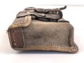 Magazintasche Wehrmacht für K43 Magazine. Gelbes Ersatzmaterial. Deutlich getragenes, ungereinigtes Stück