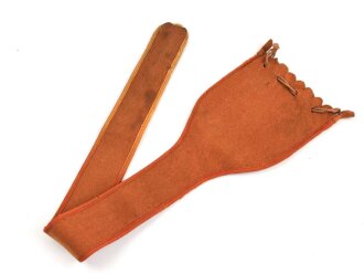 Schutzhülle aus orangebraunem Filz für eine Blankwaffe aus der Zeit des III.Reiches. Gesamtlänge 93cm