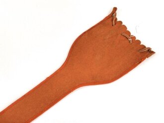 Schutzhülle aus orangebraunem Filz für eine Blankwaffe aus der Zeit des III.Reiches. Gesamtlänge 93cm