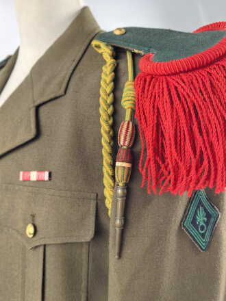 Frankreich Fremdenlegion, Uniformjacke von 1977 eines Angehörigen des 13. Regiments. Der Brustanhänger von Drago, alle Effekten zugehörig , guter Gesamtzustand