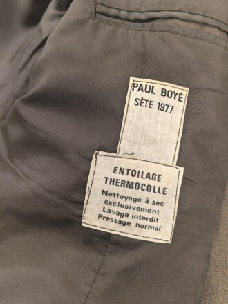 Frankreich Fremdenlegion, Uniformjacke von 1977 eines Angehörigen des 13. Regiments. Der Brustanhänger von Drago, alle Effekten zugehörig , guter Gesamtzustand