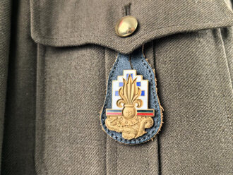 Frankreich Fremdenlegion, Uniformjacke von 1977 eines Angehörigen des 13. Regiments. Der Brustanhänger von Drago, alle Effekten zugehörig , guter Gesamtzustand