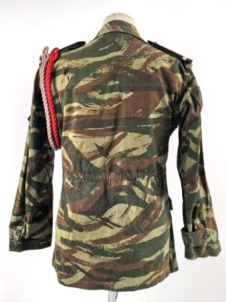 Frankreich, Tarnfeldbluse Modell 1947 eines Angehörigen der 11.Fallschirmjägerbrigade . Brustanhänger des 1. Fallschirmjägerregiments von DRAGO . Mit hoher wahrscheinlichkein so zusammengehörig, guter Gesamtzustand