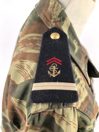 Frankreich, Tarnfeldbluse Modell 1947 eines Angehörigen der 11.Fallschirmjägerbrigade . Brustanhänger des 1. Fallschirmjägerregiments von DRAGO . Mit hoher wahrscheinlichkein so zusammengehörig, guter Gesamtzustand