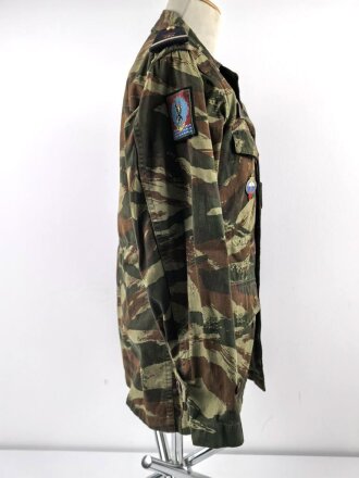 Frankreich, Tarnfeldbluse Modell 1947 eines Angehörigen der 11.Fallschirmjägerbrigade . Brustanhänger des 1. Fallschirmjägerregiments von DRAGO . Mit hoher wahrscheinlichkein so zusammengehörig, guter Gesamtzustand