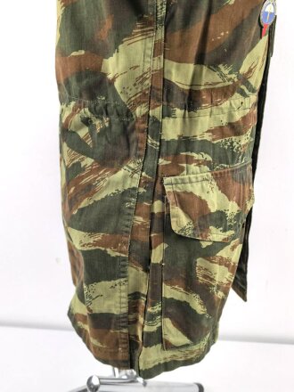 Frankreich, Tarnfeldbluse Modell 1947 eines Angehörigen der 11.Fallschirmjägerbrigade . Brustanhänger des 1. Fallschirmjägerregiments von DRAGO . Mit hoher wahrscheinlichkein so zusammengehörig, guter Gesamtzustand