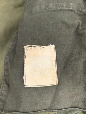 Frankreich, Tarnfeldbluse Modell 1947 eines Angehörigen der 11.Fallschirmjägerbrigade . Brustanhänger des 1. Fallschirmjägerregiments von DRAGO . Mit hoher wahrscheinlichkein so zusammengehörig, guter Gesamtzustand