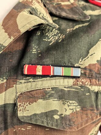 Frankreich, Tarnfeldbluse Modell 1947 eines Angehörigen der 11.Fallschirmjägerbrigade . Brustanhänger des 1. Fallschirmjägerregiments von DRAGO . Mit hoher wahrscheinlichkein so zusammengehörig, guter Gesamtzustand