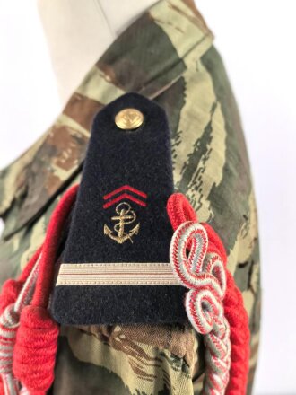 Frankreich, Tarnfeldbluse Modell 1947 eines Angehörigen der 11.Fallschirmjägerbrigade . Brustanhänger des 1. Fallschirmjägerregiments von DRAGO . Mit hoher wahrscheinlichkein so zusammengehörig, guter Gesamtzustand