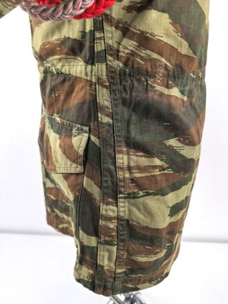 Frankreich, Tarnfeldbluse Modell 1947 eines Angehörigen der 11.Fallschirmjägerbrigade . Brustanhänger des 1. Fallschirmjägerregiments von DRAGO . Mit hoher wahrscheinlichkein so zusammengehörig, guter Gesamtzustand