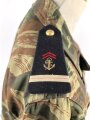 Frankreich, Tarnfeldbluse Modell 1947 eines Angehörigen der 11.Fallschirmjägerbrigade . Brustanhänger des 1. Fallschirmjägerregiments von DRAGO . Mit hoher wahrscheinlichkein so zusammengehörig, guter Gesamtzustand