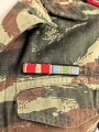 Frankreich, Tarnfeldbluse Modell 1947 eines Angehörigen der 11.Fallschirmjägerbrigade . Brustanhänger des 1. Fallschirmjägerregiments von DRAGO . Mit hoher wahrscheinlichkein so zusammengehörig, guter Gesamtzustand