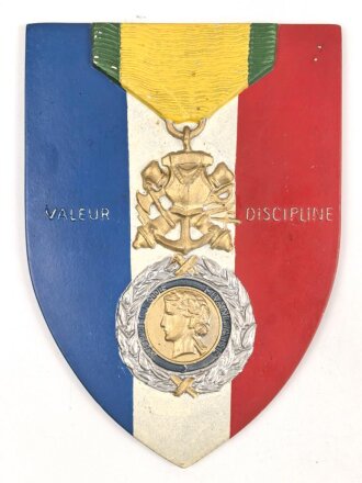 Frankreich, Wandplakette aus Leichtmetall bemalt, Höhe etwa 24cm. Ungerein igtes Stück