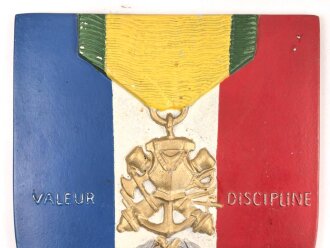 Frankreich, Wandplakette aus Leichtmetall bemalt,...
