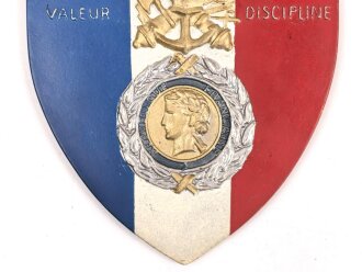 Frankreich, Wandplakette aus Leichtmetall bemalt, Höhe etwa 24cm. Ungerein igtes Stück