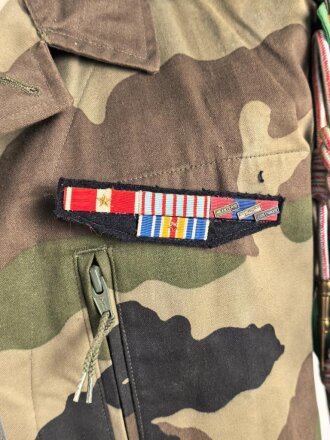 Frankreich Fremdenlegion, Tarnjacke und Hose eines Angehörigen der Feldgendarmerie. Ungereinigt