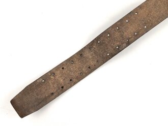 Frankreich , Lederkoppel Modell 1903. Vorschriftsmäßiges Stück mit 11 Lochreihen. Undatiert, so sowohl im 1. als auch im 2. Weltkrieg getragen. Gesamtlänge 109cm, ungereinigtes Stück