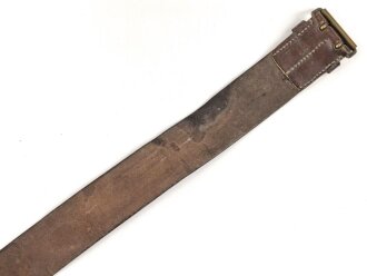 Frankreich , Lederkoppel Modell 1903. Vorschriftsmäßiges Stück mit 11 Lochreihen, darüberhinaus eigenmächtig 5 weitere Reihen angebracht. Undatiert, so sowohl im 1. als auch im 2. Weltkrieg getragen. Gesamtlänge 119cm, ungereinigtes Stück