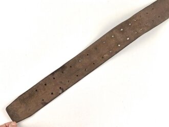 Frankreich , Lederkoppel Modell 1903. Vorschriftsmäßiges Stück mit 11 Lochreihen, darüberhinaus eigenmächtig 5 weitere Reihen angebracht. Undatiert, so sowohl im 1. als auch im 2. Weltkrieg getragen. Gesamtlänge 119cm, ungereinigtes Stück