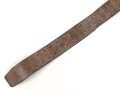 Frankreich , Lederkoppel Modell 1903. Vorschriftsmäßiges Stück mit 11 Lochreihen, darüberhinaus eigenmächtig 5 weitere Reihen angebracht. Undatiert, so sowohl im 1. als auch im 2. Weltkrieg getragen. Gesamtlänge 119cm, ungereinigtes Stück