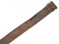 Frankreich , Lederkoppel Modell 1903. Vorschriftsmäßiges Stück mit 11 Lochreihen, darüberhinaus eigenmächtig 5 weitere Reihen angebracht. Undatiert, so sowohl im 1. als auch im 2. Weltkrieg getragen. Gesamtlänge 119cm, ungereinigtes Stück