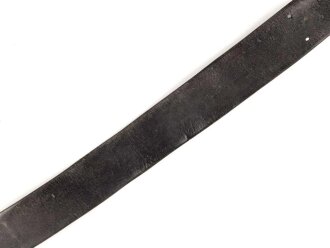 Frankreich , Lederkoppel Modell 1903. Vorschriftsmäßiges Stück mit 11 Lochreihen. Undatiert, so sowohl im 1. als auch im 2. Weltkrieg getragen. Gesamtlänge 105cm, ungereinigt, Leder etwas steif