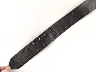 Frankreich , Lederkoppel Modell 1903. Vorschriftsmäßiges Stück mit 11 Lochreihen. Undatiert, so sowohl im 1. als auch im 2. Weltkrieg getragen. Gesamtlänge 105cm, ungereinigt, Leder etwas steif