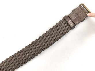 Frankreich , Lederkoppel Modell 1903. Vorschriftsmäßiges Stück mit 11 Lochreihen. Aufwenig bearbeitetes Stück, Gesamtlänge 105cm, ungereinigt