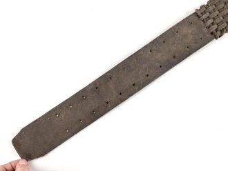 Frankreich , Lederkoppel Modell 1903. Vorschriftsmäßiges Stück mit 11 Lochreihen. Aufwenig bearbeitetes Stück, Gesamtlänge 105cm, ungereinigt