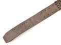 Frankreich , Lederkoppel Modell 1903. Vorschriftsmäßiges Stück mit 11 Lochreihen. Aufwenig bearbeitetes Stück, Gesamtlänge 105cm, ungereinigt