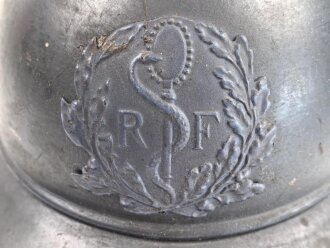 Frankreich 1. Weltkrieg, Stahlhelm Adrian Modell 1915 für Sanitäter. Originallack, guter Zustand