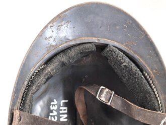Frankreich 1. Weltkrieg, Stahlhelm Adrian Modell 1915 für Chasseurs. Originallack,  stark getragenes Stück, der Kinnriemen alt - aber unrichtig ergänzt