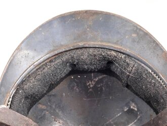 Frankreich 1. Weltkrieg, Stahlhelm Adrian Modell 1915 für Chasseurs. Originallack,  stark getragenes Stück, der Kinnriemen alt - aber unrichtig ergänzt