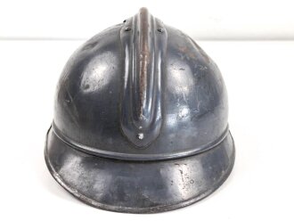 Frankreich 1. Weltkrieg, Stahlhelm Adrian Modell 1915 für Chasseurs. Originallack,  stark getragenes Stück, der Kinnriemen alt - aber unrichtig ergänzt