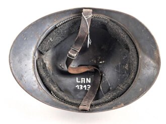 Frankreich 1. Weltkrieg, Stahlhelm Adrian Modell 1915 für Chasseurs. Originallack,  stark getragenes Stück, der Kinnriemen alt - aber unrichtig ergänzt