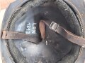 Frankreich 1. Weltkrieg, Stahlhelm Adrian Modell 1915 für Chasseurs. Originallack,  stark getragenes Stück, der Kinnriemen alt - aber unrichtig ergänzt