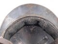 Frankreich 1. Weltkrieg, Stahlhelm Adrian Modell 1915 für Chasseurs. Originallack,  stark getragenes Stück, der Kinnriemen alt - aber unrichtig ergänzt
