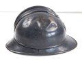 Frankreich 1. Weltkrieg, Stahlhelm Adrian Modell 1915 für Chasseurs. Originallack,  stark getragenes Stück, der Kinnriemen alt - aber unrichtig ergänzt